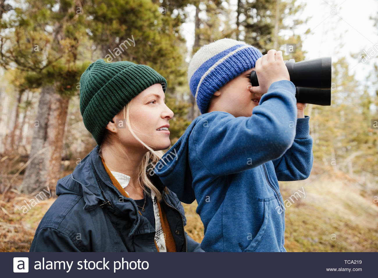 Mère et fils avec des jumelles randonnée, l'observation des oiseaux dans les bois Banque D'Images