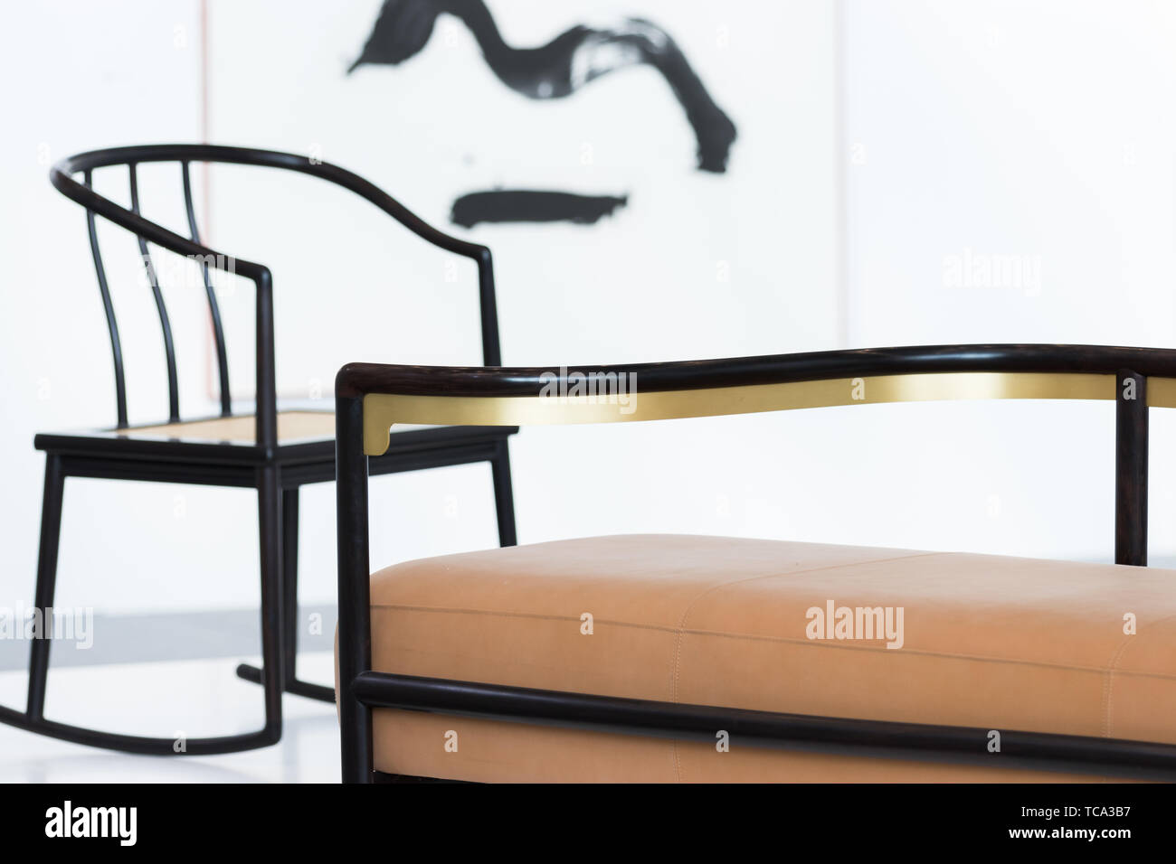 Une chaise, un canapé, la calligraphie derrière elle ne met en évidence le concept du designer of modern home l'usure. Banque D'Images