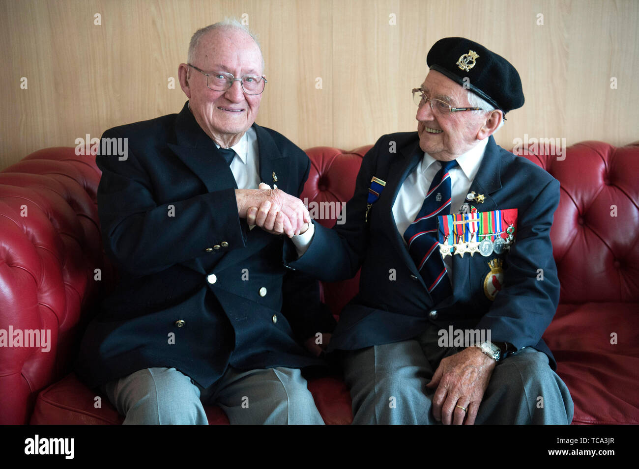 Ernest Green (gauche) et Bob Barnet se serrer la main sur le MV Boudicca à Portsmouth après qu'ils ont découvert qu'ils étaient sur le même bateau sur D-Day le 6 juin 1944. Banque D'Images