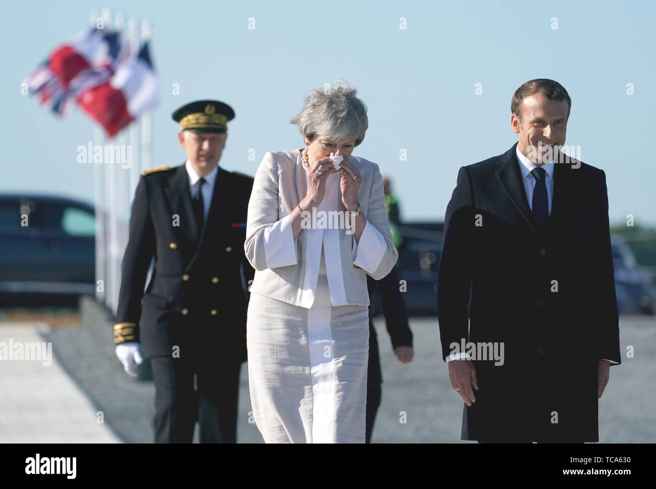 Premier ministre Theresa Mai et président français Emmanuel Macron lors de l'Inauguration du site commémoratif de la Normandie à Courseulles-sur-Mer, France, au cours des commémorations du 75e anniversaire du débarquement. Banque D'Images