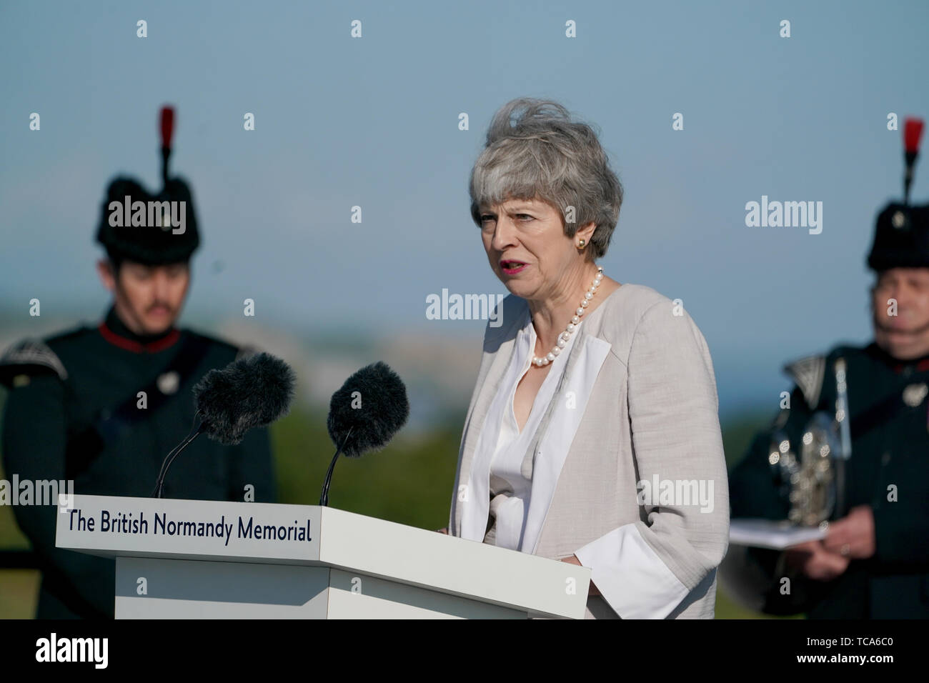 Premier ministre Theresa peut, à l'Inauguration du mémorial britannique le site en Ver-sur-Mer, France, au cours des commémorations du 75e anniversaire du débarquement. Banque D'Images