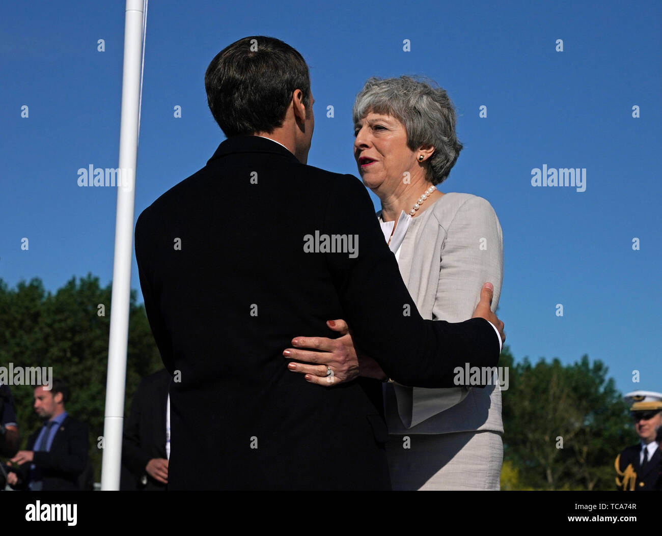 Premier ministre Theresa Mai et président français Emmanuel Macron lors de l'Inauguration du site commémoratif de la Normandie à Courseulles-sur-Mer, France, au cours des commémorations du 75e anniversaire du débarquement. Banque D'Images