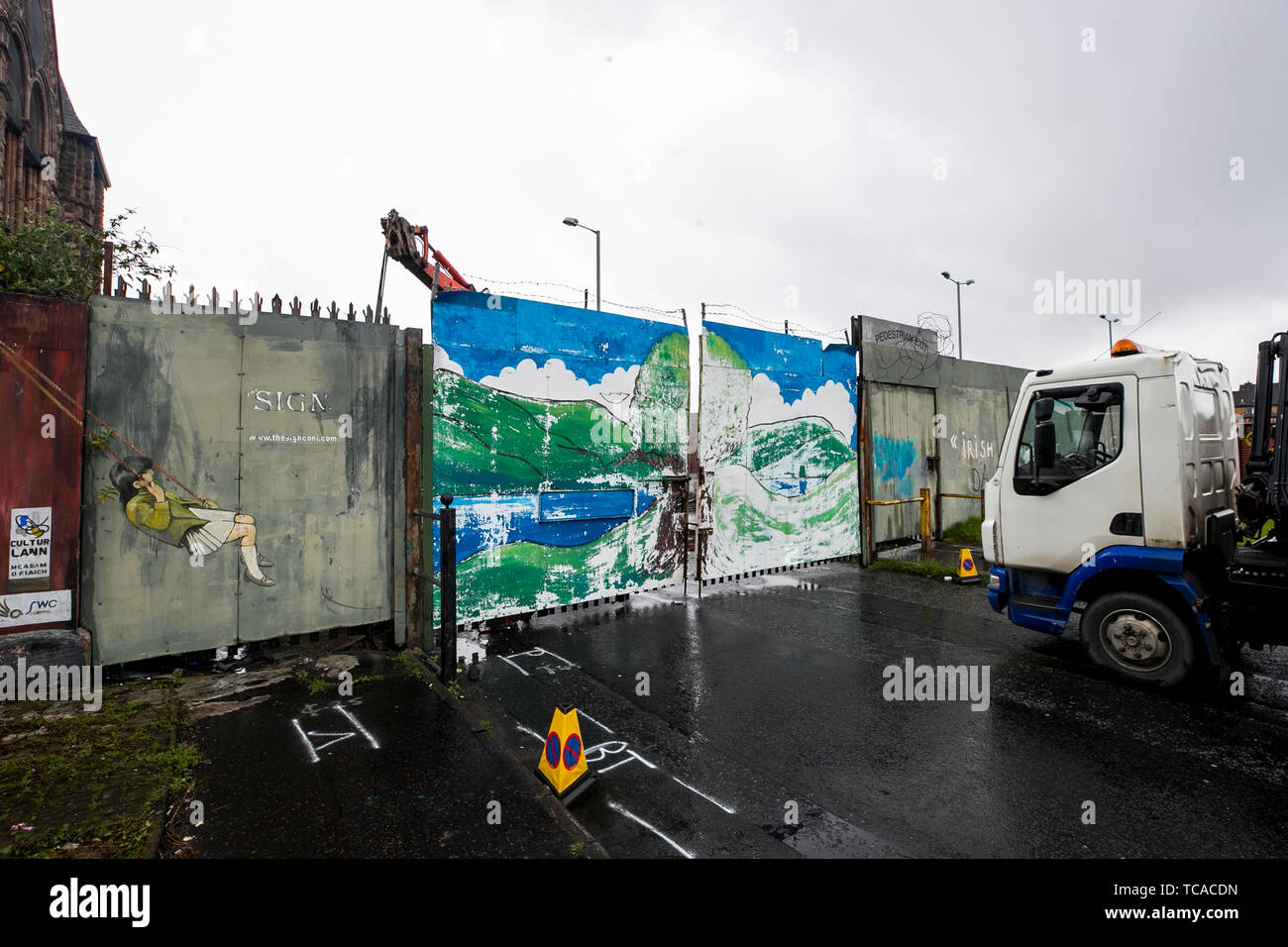 Le travail en cours au Townsend Street portes d'interface qui font partie de la paroi de la paix dans la région de Belfast, où elles sont remplacées par des barrières. Banque D'Images