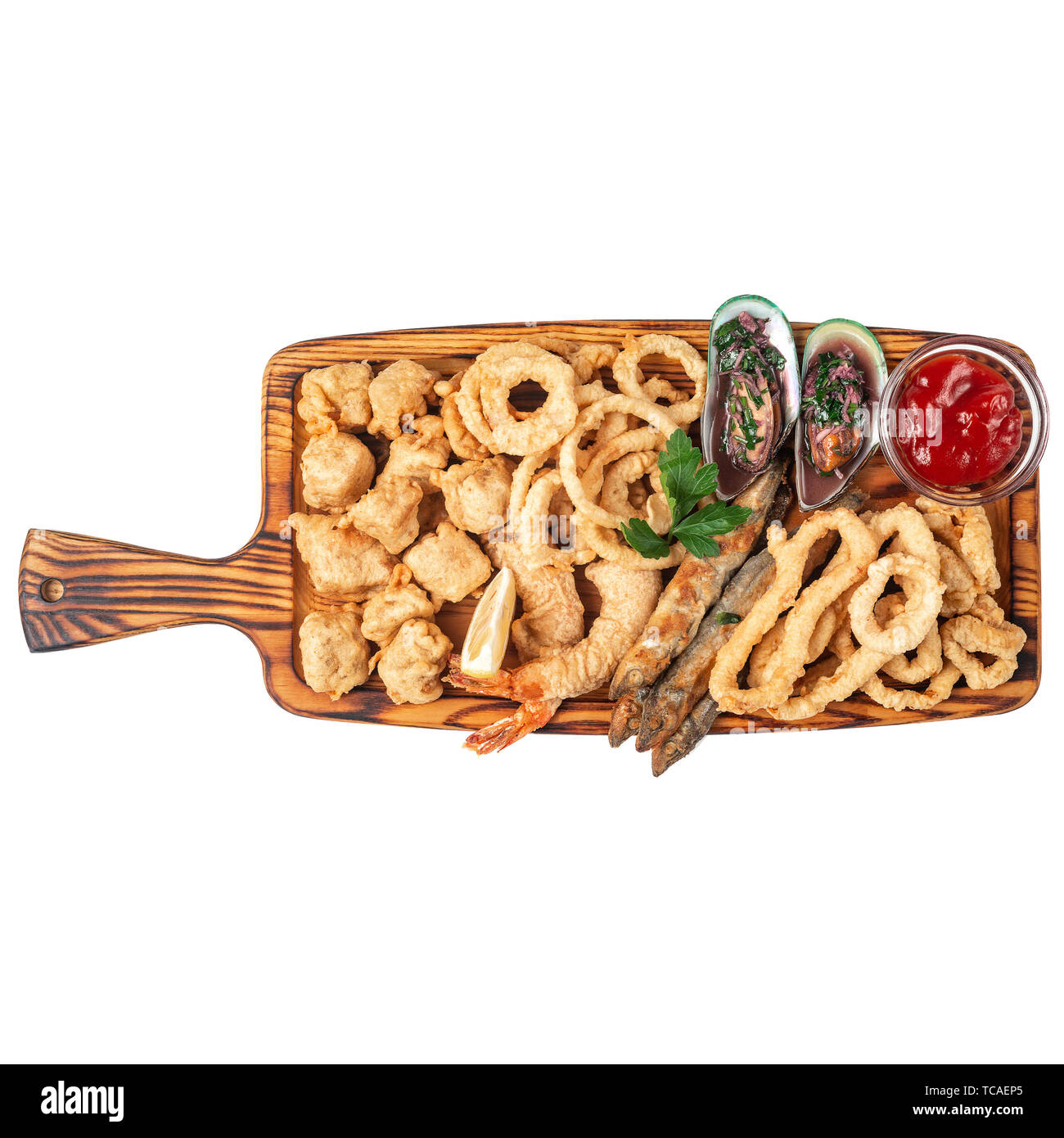 La friture de poissons, d'oignon, la pâte de crevettes, moules en sauce sur une planche en bois pour servir. Isoler Banque D'Images