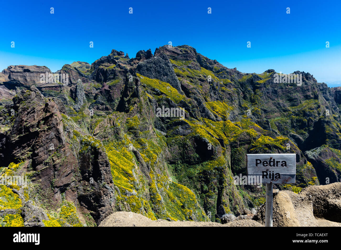 Un aperçu de la montagne de 'Pico Areeiro" chemin de 'Pico Ruivo', l'île de Madère, au Portugal. Banque D'Images