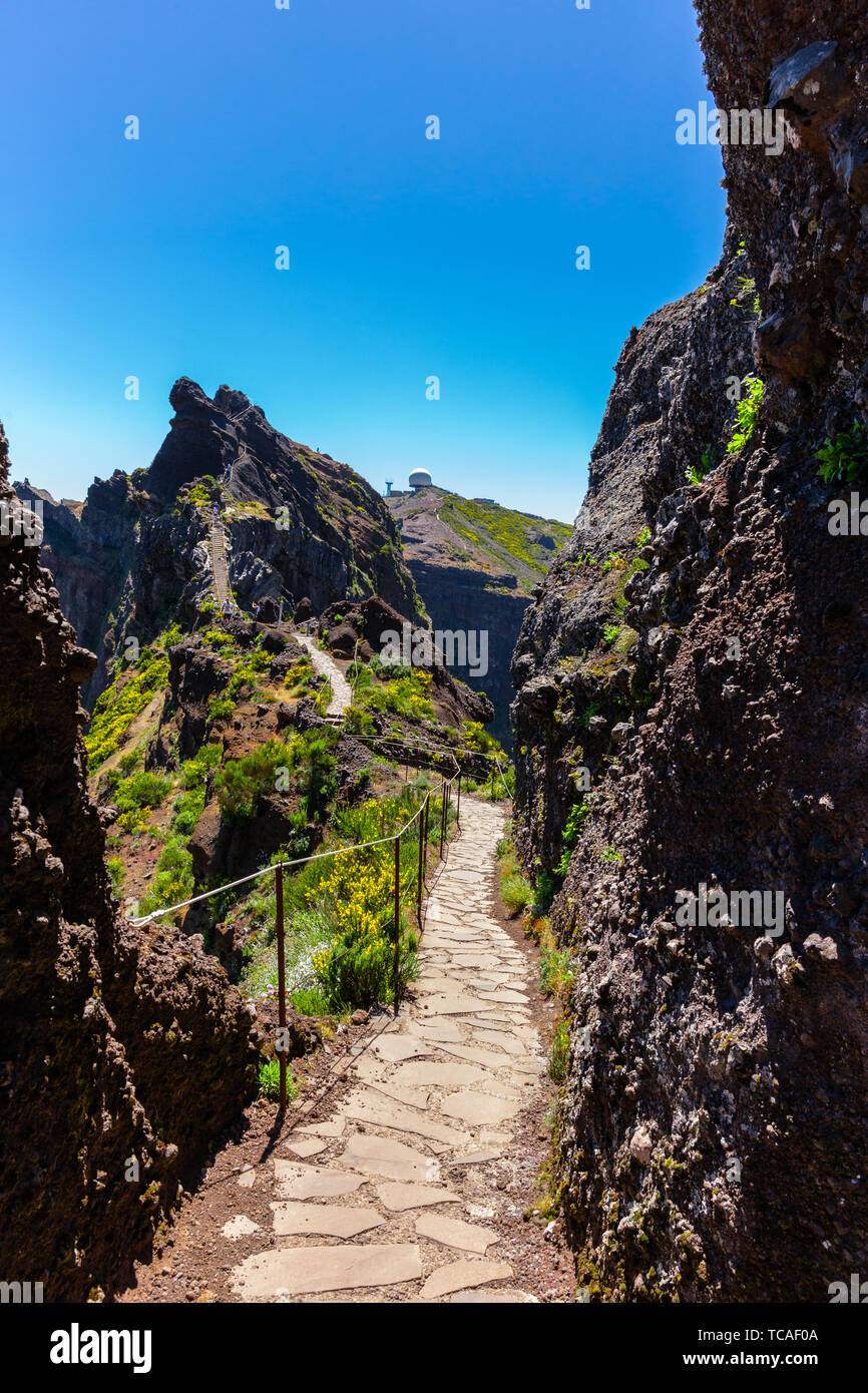 Un aperçu de la montagne de 'Pico Areeiro" chemin de 'Pico Ruivo', l'île de Madère, au Portugal. Banque D'Images