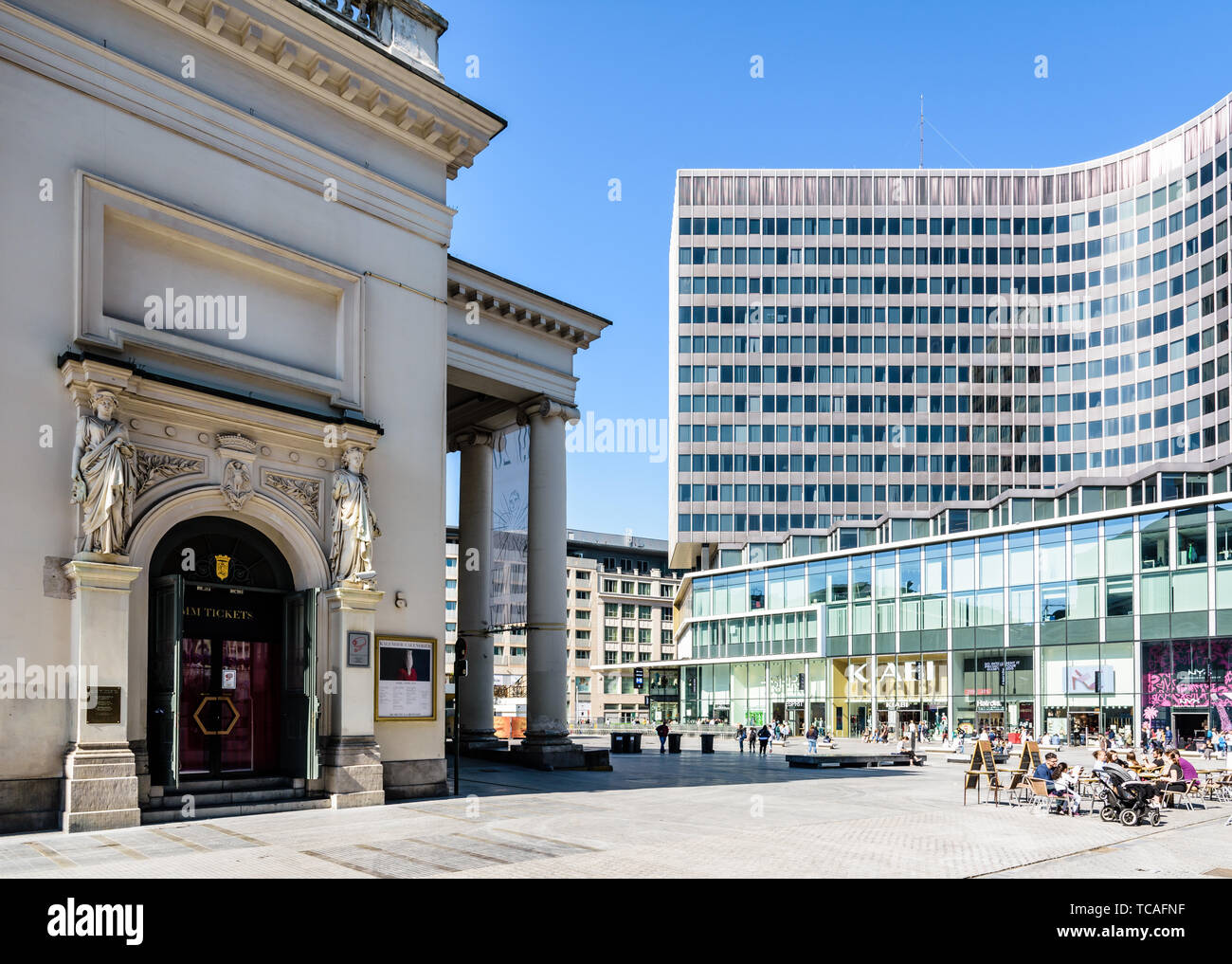 Le Centre Monnaie, en face du Théâtre Royal de la Monnaie à Bruxelles, Belgique, abrite un centre commercial et le centre administratif de la ville. Banque D'Images
