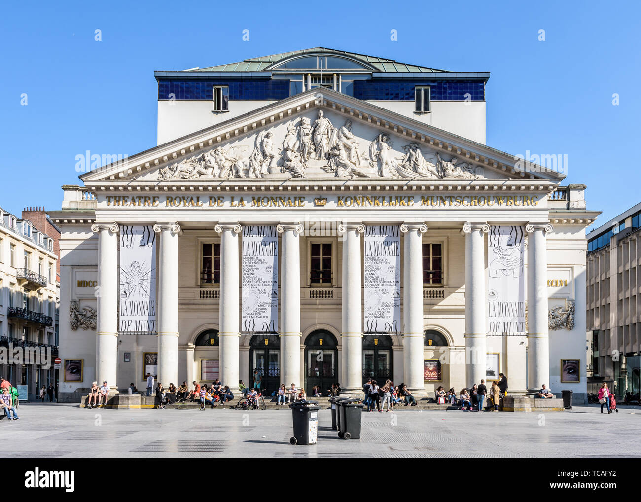 Vue avant de le Théâtre Royal de la monnaie, l'opéra dans le centre historique de Bruxelles, Belgique. Banque D'Images