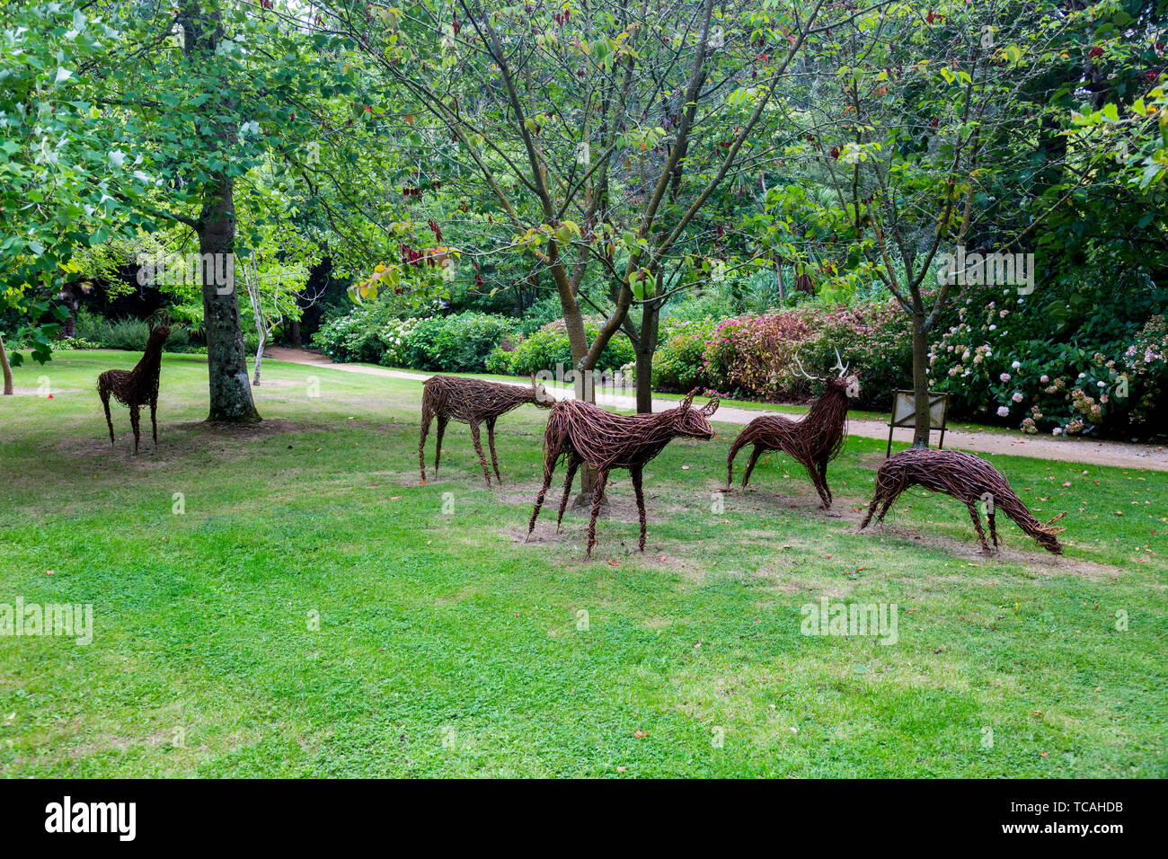 Un troupeau de cerfs sculpture willow à Abbotsbury jardins subtropicaux, Dorset, England, UK Banque D'Images