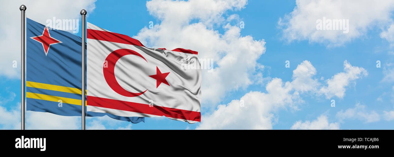 Aruba et de brandir le drapeau de Chypre du Nord dans le vent contre ciel bleu nuageux blanc ensemble. Concept de diplomatie, de relations internationales. Banque D'Images
