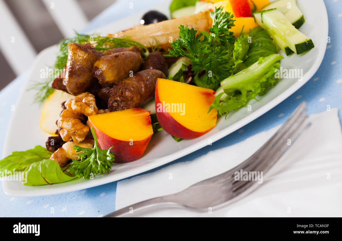 Avec poulet rôti Salade de cœurs, fruits frais, légumes verts, et de fromage grillés Banque D'Images