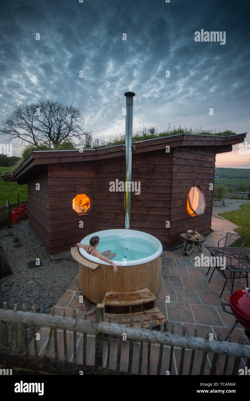 Le tourisme durable au Royaume-Uni : Treberfedd eco-lodge ferme des cabanes avec log-brûler du bois, bain à remous en plein air, Aeron Vallée, Ceredigion Pays de Galles UK Banque D'Images