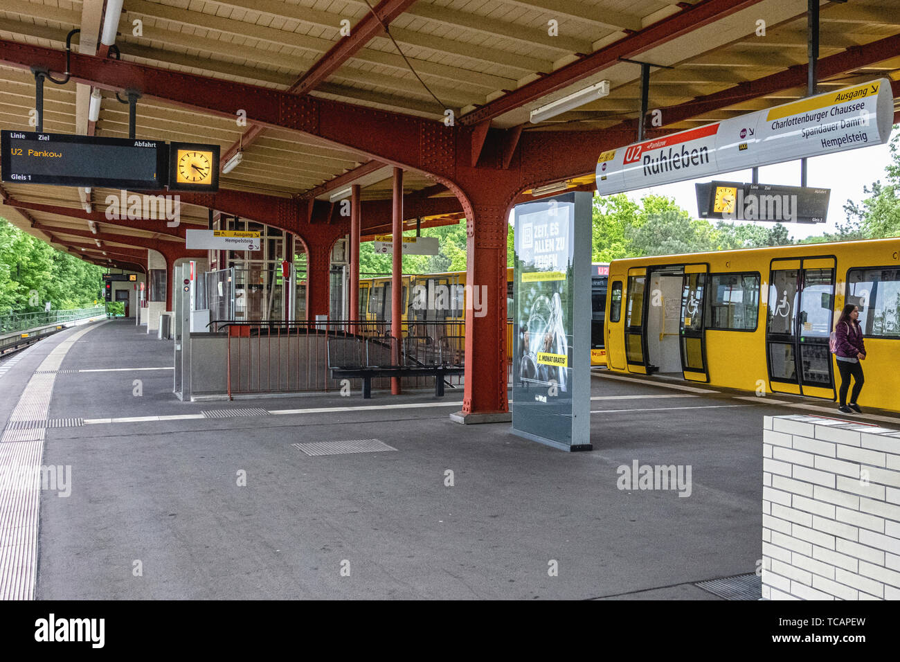 U-Bahn Ruhleben gare souterraine est le terminus ouest de la ligne U 2 dans quartier de Westend, Berlin. Plate-forme et la plaque du nom de la station. Banque D'Images
