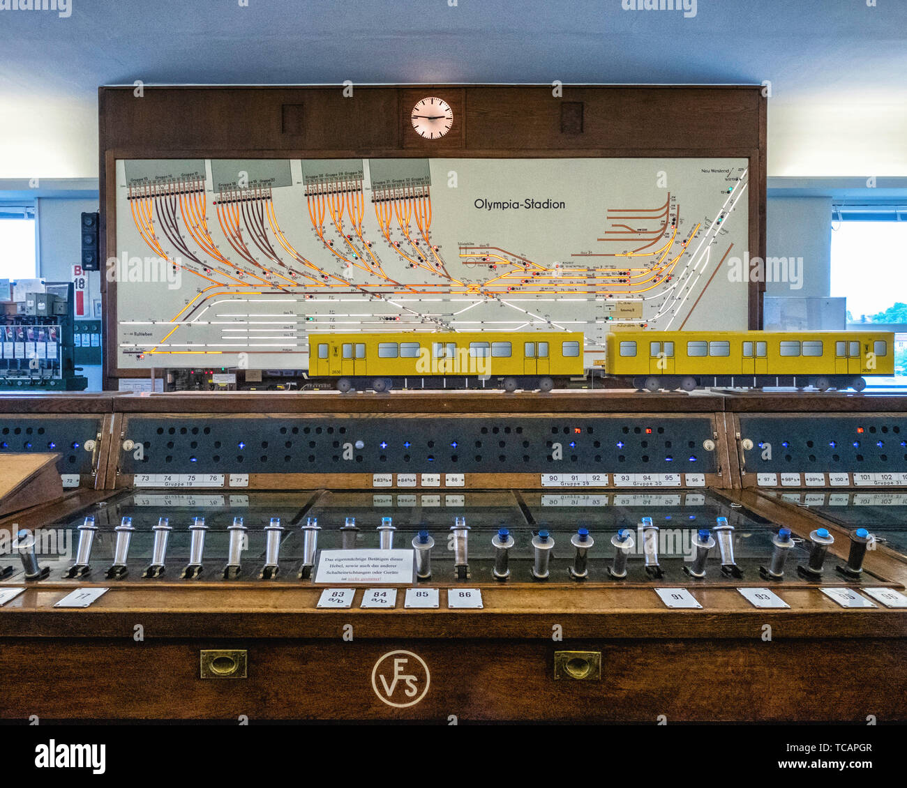 U-Bahn Museum Berlin. Musée des transports à l'un de l'ancienne salle de contrôle historique à l'Olympia Stadium de métro. Banque D'Images