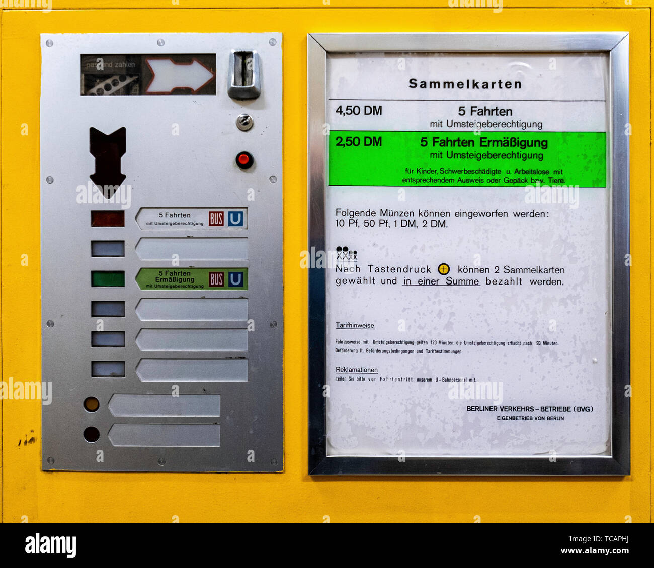 U-Bahn Museum Berlin. Musée des transports à l'un de l'ancienne salle de contrôle historique à l'Olympia Stadium de métro. Ancien ticket machine Banque D'Images