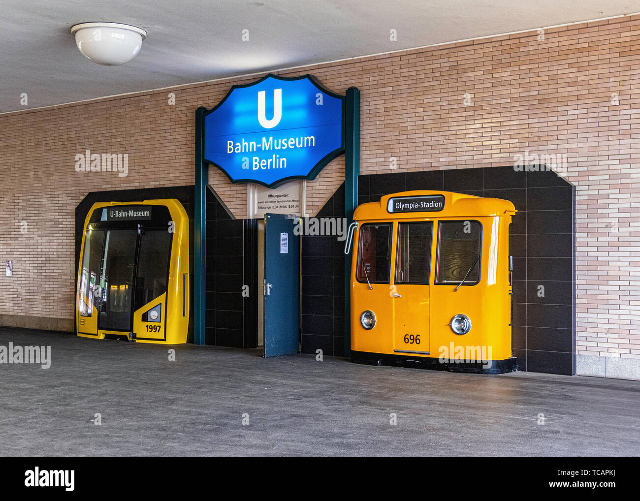 U-Bahn Museum Berlin. Musée des transports à l'un de l'ancienne salle de contrôle historique à l'Olympia Stadium de métro. Banque D'Images