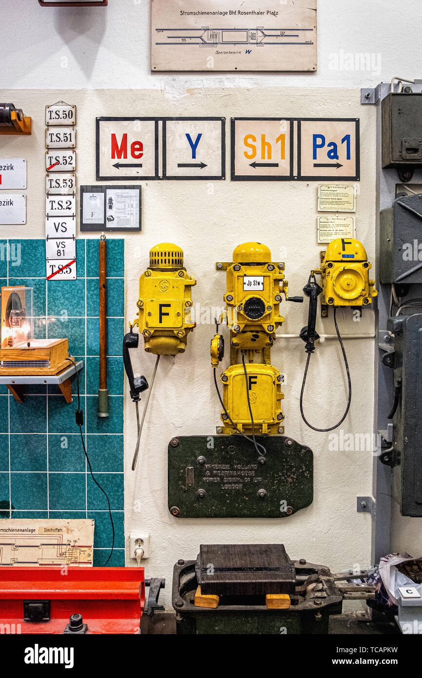 U-Bahn Museum Berlin. Musée des transports à l'un de l'ancienne salle de contrôle historique à l'Olympia Stadium de métro. Banque D'Images