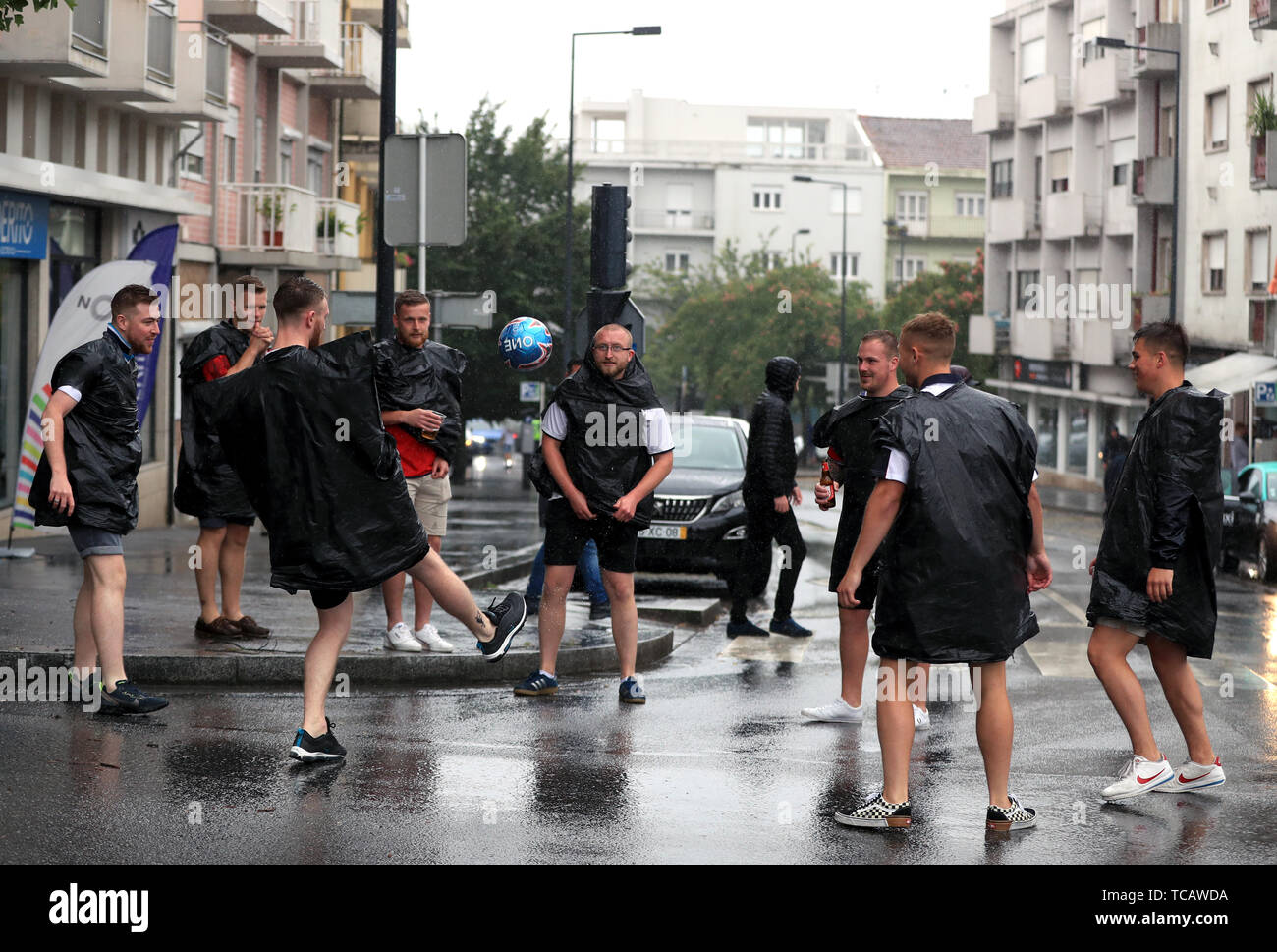 Fans jouer au football dans la rue en avant de la demi-finale de la Ligue des Nations Unies à l'Estadio D. Alfonso Henriques, Guimaraes. Banque D'Images