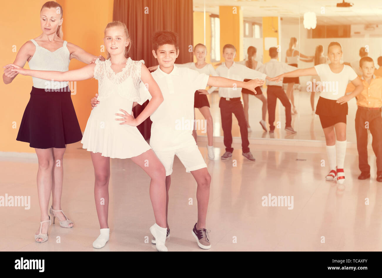 Les enfants suédois sourire danser La danse en classe paire Banque D'Images