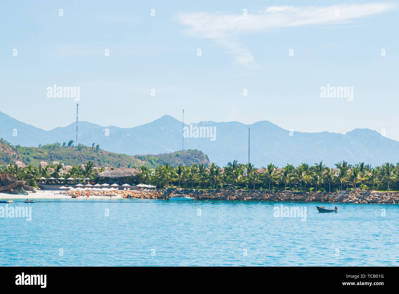 Paysage, vue de la mer, plage de sable blanc, palmiers, montagnes, bateau, avion dans le ciel, au Vietnam. Hôtel 5 étoiles. Banque D'Images