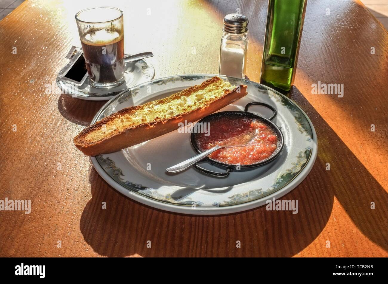 Petit Dejeuner Typiquement Espagnol De Cafe Et De Pain Grille Avec De L Huile D Olive Et De La Tomate Naturelle Broyee Table Ensoleillee Tot Le Matin Photo Stock Alamy Petit Dejeuner Typiquement Espagnol De Cafe Et De Pain Grille Avec De L Huile D Olive Et De La Tomate Naturelle Broyee Table Ensoleillee Tot Le Matin Photo Stock Alamy