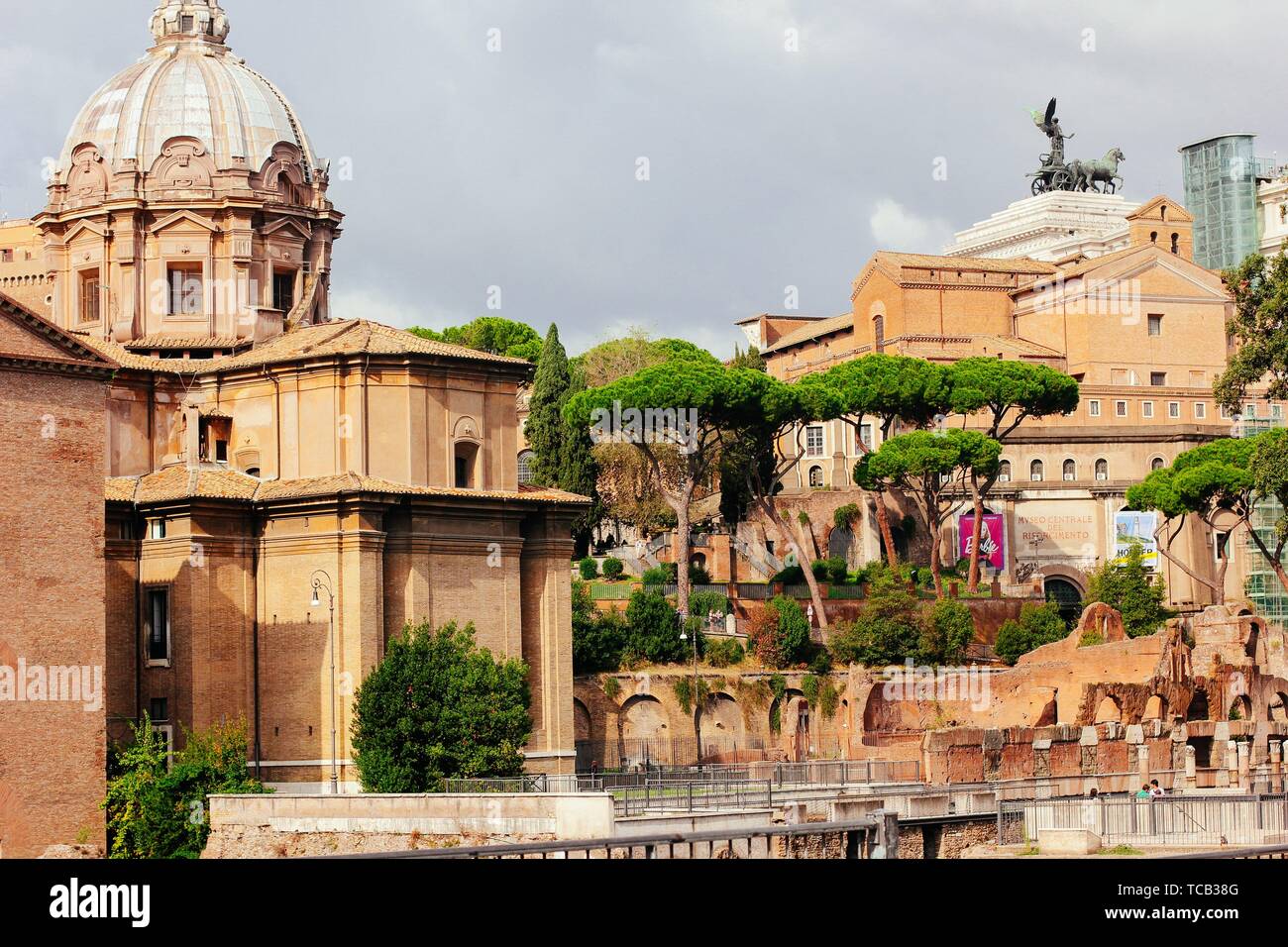 Rome, Italie. Les vestiges du Forum et le monument à Victor Emmanuel II. Banque D'Images