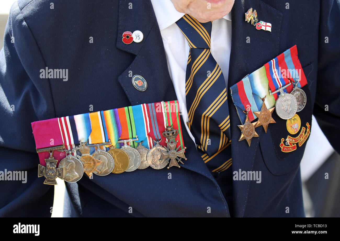 Vue des médailles sur l'enveloppe de 97 ans, ancien combattant de la  Deuxième Guerre mondiale, y compris l'Jimmy Ockendon Croix de Victoria qui  a été accordée à son père, un service commémoratif