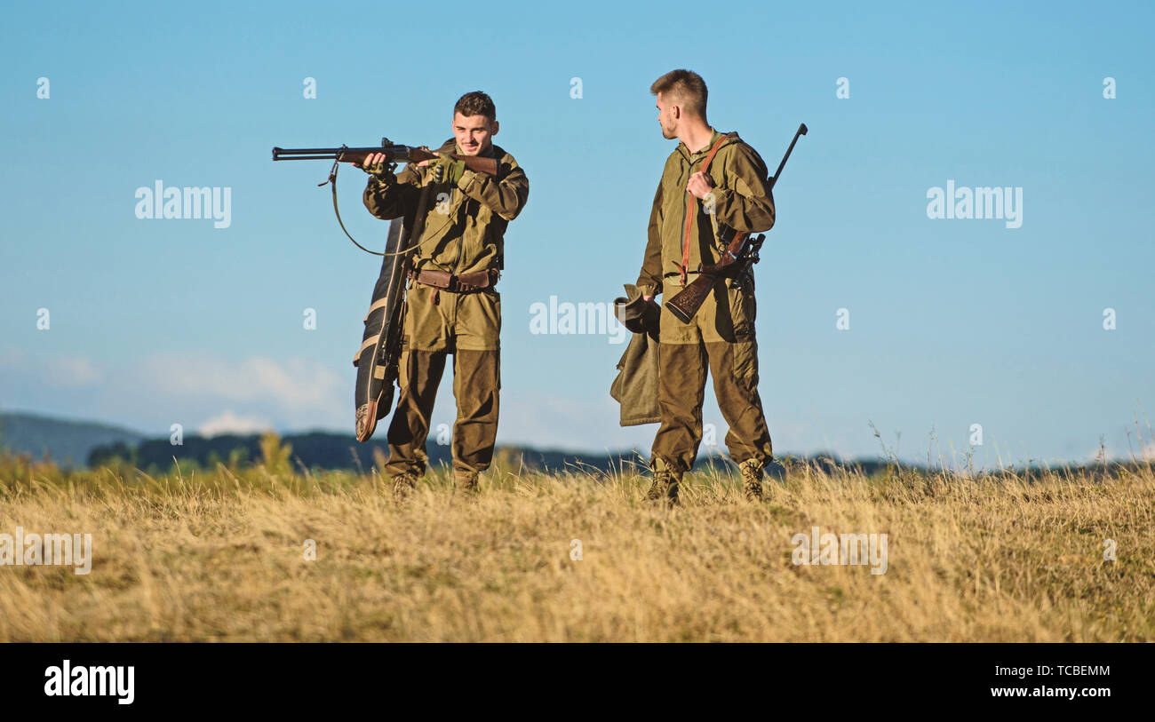 Les forces de l'armée. Camouflage. L'amitié des hommes chasseurs. Les techniques de chasse et d'armes de l'équipement. Comment transformer la chasse en passe-temps. L'uniforme militaire. À la recherche de cible grâce à portée de sniper. Boot Camp. Banque D'Images