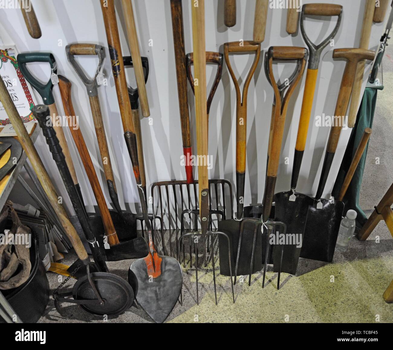 Une sélection d'outils de jardin vintage remis en vente au Royal Welsh spring festival Banque D'Images