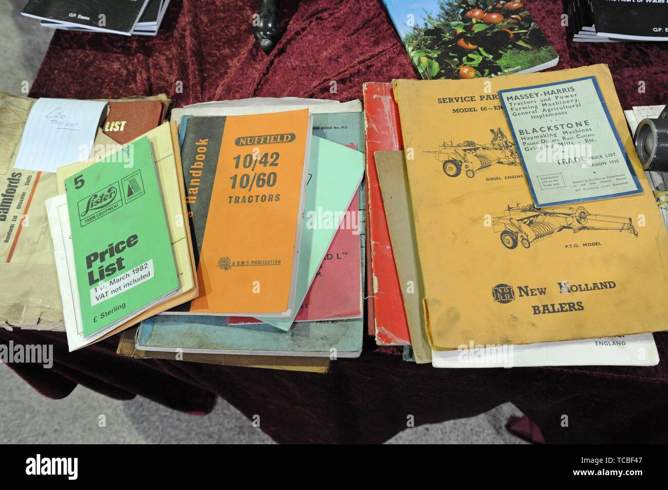 Une sélection de tracteur et l'outil des manuels sur la vente à la Royal Welsh Spring Festival Banque D'Images