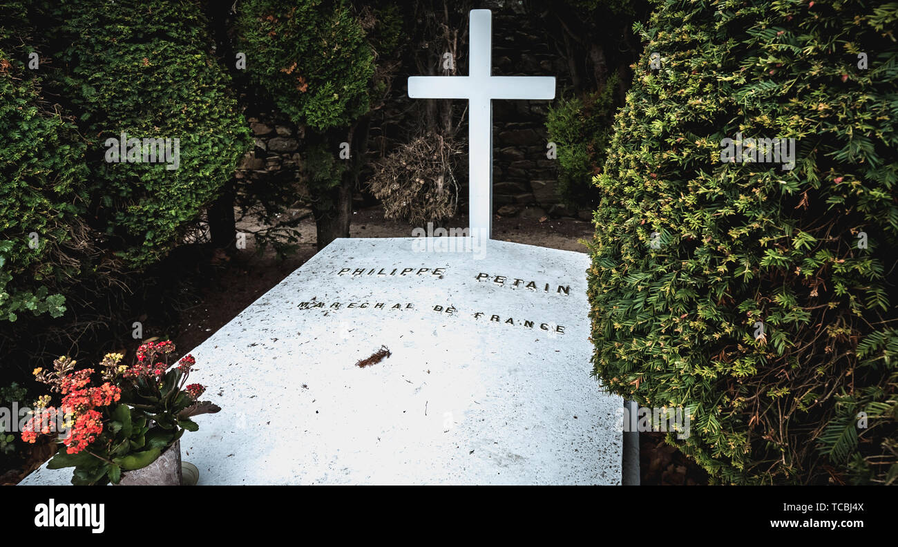 Tombe de Maréchal Pétain. Cimetière de Port-joinville. L'île d'Yeu.  Département de Vendée. La France Photo Stock - Alamy