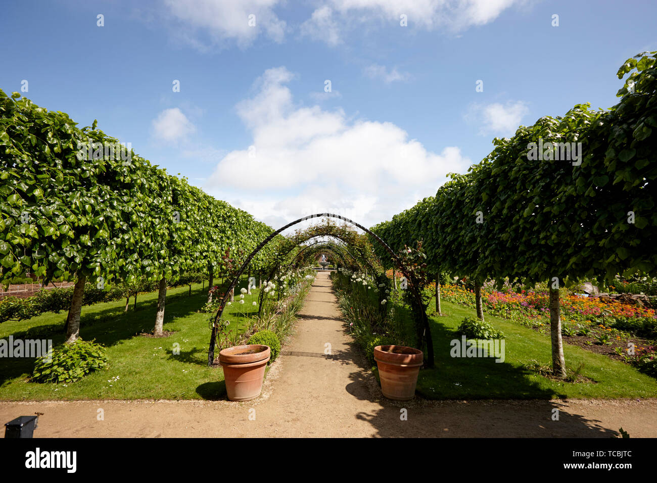 Chemin par Bangor Château jardin clos Banque D'Images