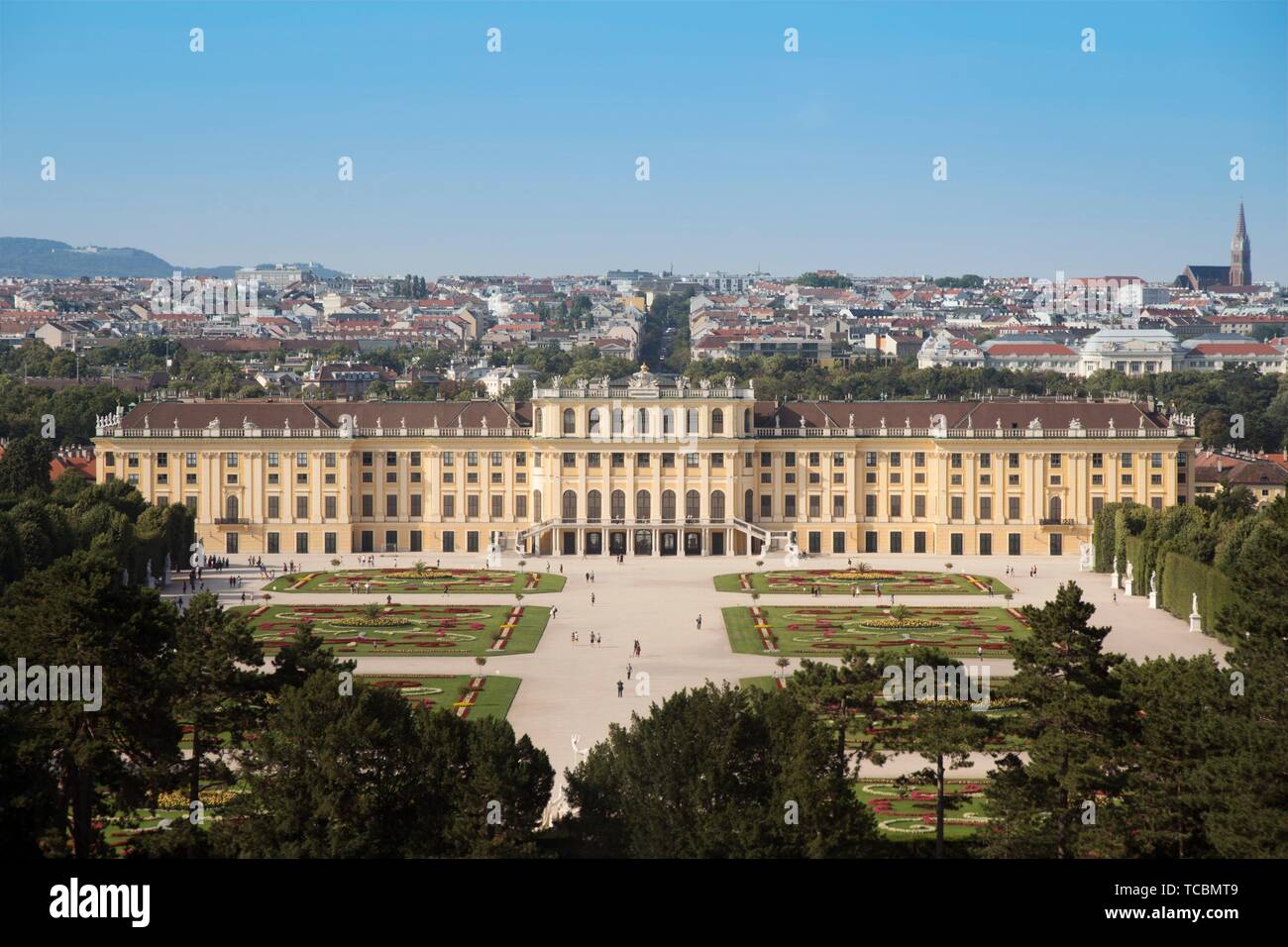 Vienne, Autriche - 06 juillet 2018 : ''chonbrunn'' palace (Schloss Schönbrunn) et le parc avec un ciel bleu et cloudsâ. " La photographie éditoriale Stock. Banque D'Images