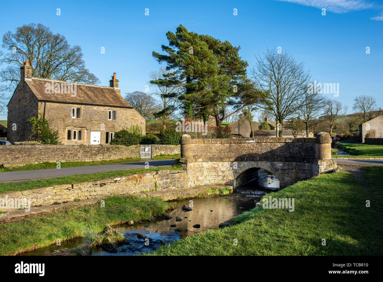 Le village pittoresque de Downham, Lancashire, dans la soirée sunshine,vallée de Ribble, UK Europe montrant cottages traditionnels en pierre et les murs Banque D'Images