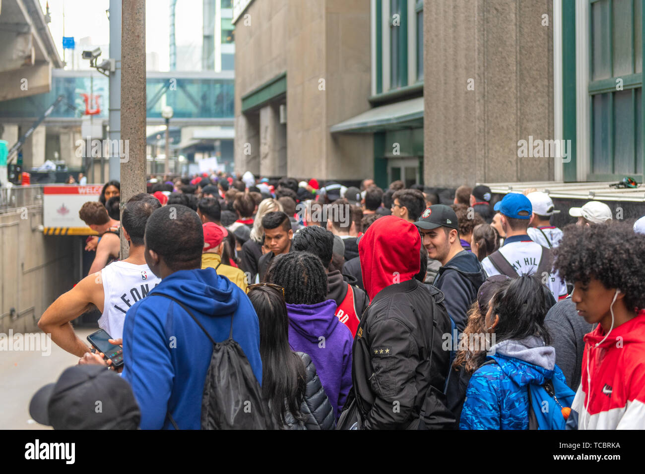 Foule la queue pour entrer 'Jurassic Park' qui est une fan zone spécialement préparés pour regarder les finales de NBA. C'est la première fois que la ville baske Banque D'Images Foule la queue pour entrer 'Jurassic Park' qui est une fan zone spécialement préparés pour regarder les finales de NBA. C'est la première fois que la ville baske Banque D'Images