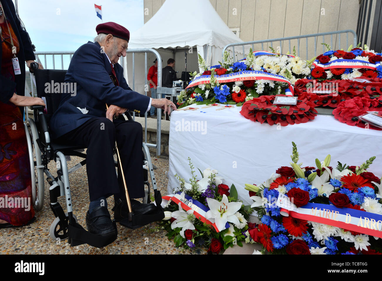 John dormir, 98, établit une croix pour son ami et vétéran Jack Bracewell, qui n'était pas assez bien pour les voyages, à Arromanches Beach en Normandie, dans le nord de la France, au cours des commémorations du 75e anniversaire du débarquement. Banque D'Images