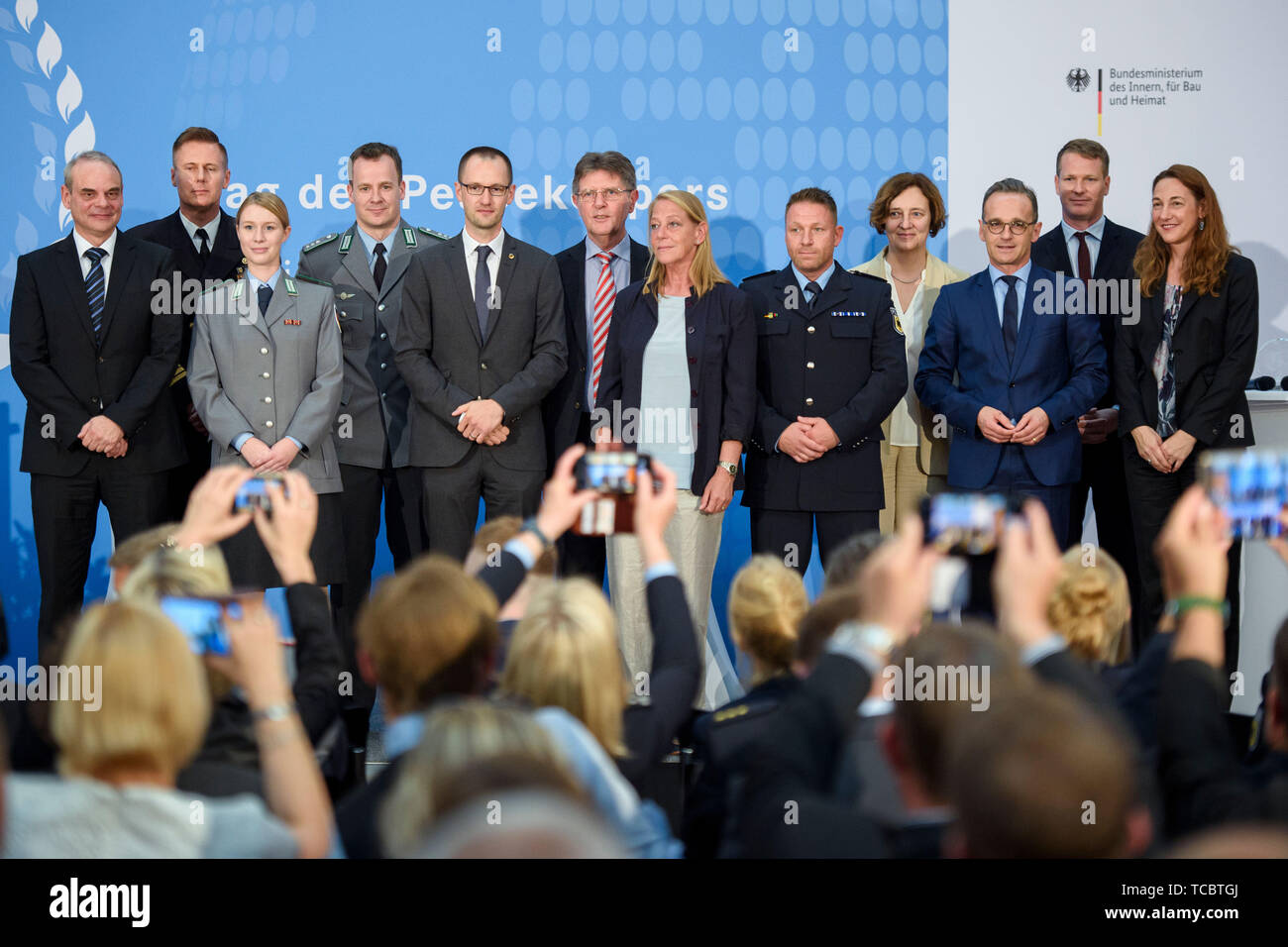 06 juin 2019, Berlin : Les laudateurs et lauréats Benedikt Zimmer (l-r), Secrétaire d'État au Ministère fédéral de la Défense, le Capitaine de frégate, Boris Bollow, Sarah Reichel, le sergent de réserve, Alexander Blunck, le capitaine et l'officier de liaison, Tassilo Jurna, Kriminaloberrat, Klaus Vitt, fonctionnaire ministériel et secrétaire d'État au Ministère fédéral de l'Intérieur, de la construction et de l'Intérieur, Karin Hemminger, Chef détective, Sascha Brunkkohl, Chef de Police, Claudia Vollmer, Heiko Maas (SPD), Ministre des affaires étrangères, Sebastian Frowein, et Kerstin Bartsch, sera sur scène lors d'une cérémonie Banque D'Images