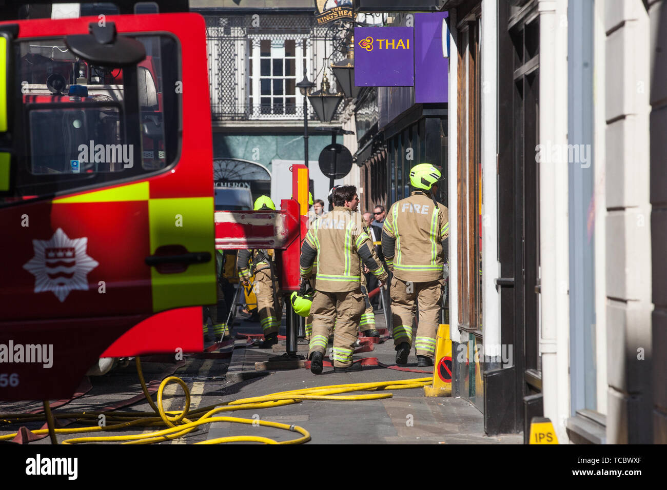 Londres, Royaume-Uni. 6 juin, 2019. London Fire Brigade assiste à un incendie dans un restaurant à Albermarle Street, Mayfair, avec au moins huit camions de pompiers et 60 pompiers. London Fire Brigade a signalé que la moitié du rez-de-chaussée cuisine et la moitié de la gaine de rez-de-chaussée à la toiture est allumée. Les équipes de pompiers ont assisté de Soho, Lambeth, Kensington, Euston, Paddington, Chelsea et Dowgate. Credit : Mark Kerrison/Alamy Live News Banque D'Images