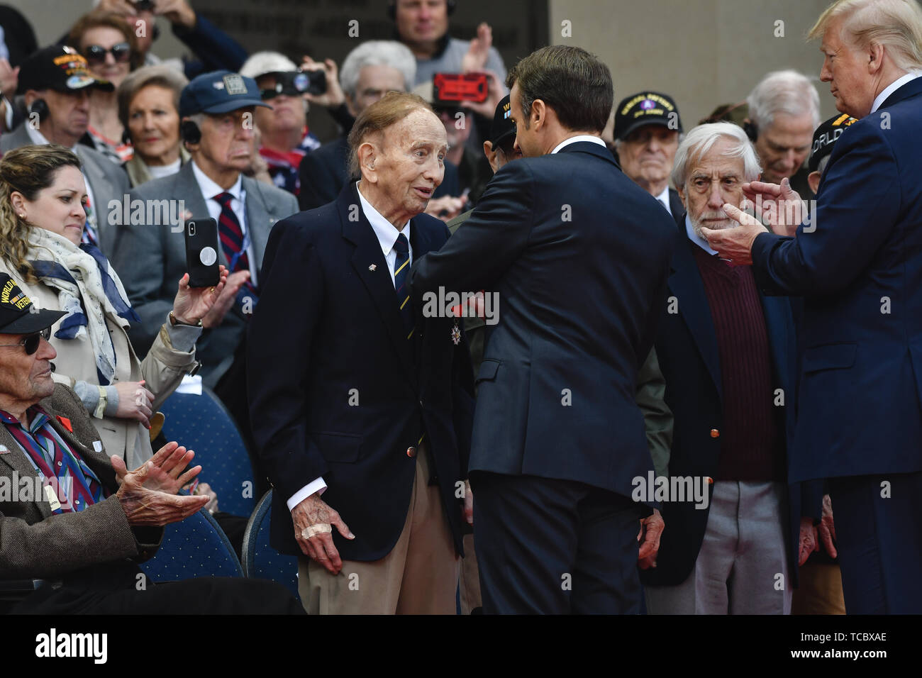 Colleville-sur-Mer, France. 06 Juin, 2019. Le président français, Emmanuel Macron, awardis l'Ordre National du Mérite à un ancien combattant de la Seconde Guerre mondiale en tant que Président américain Donald Trump ressemble au cours d'une cérémonie de commémoration marquant le 75e anniversaire du Jour J à la cimetière américain de Normandie le 6 juin 2019 à Colleville-sur-Mer, France. Des milliers de personnes ont convergé sur Normandie pour commémorer le 75e anniversaire de l'opération Overlord, l'invasion alliée DE LA SECONDE GUERRE MONDIALE connue sous le nom de D-Day. Credit : Planetpix/Alamy Live News Banque D'Images
