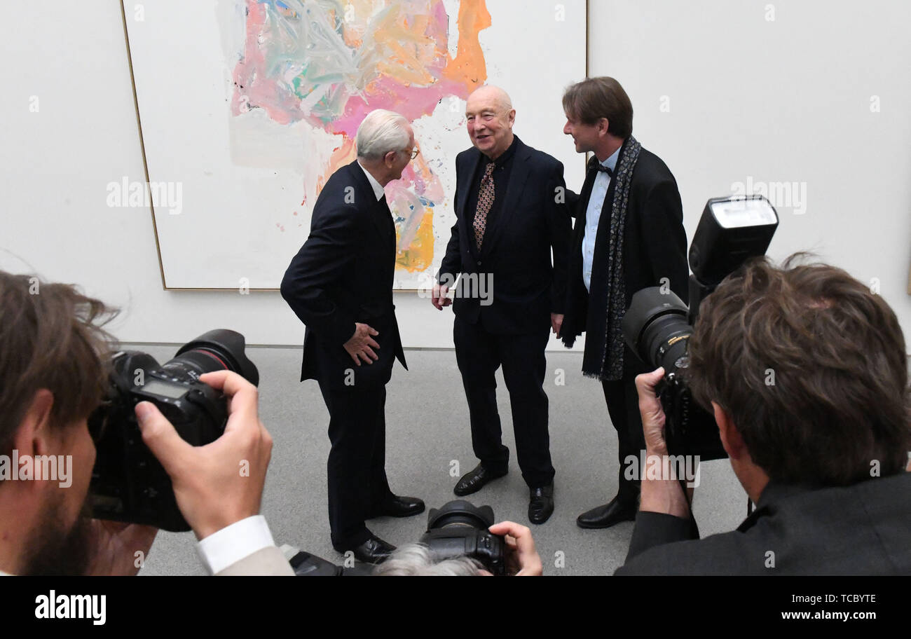 Munich, Allemagne. 06 Juin, 2019. Duc Franz de Bavière (l-r), l'artiste allemand Georg Baselitz, et Bernhard Maats, directeur général de la Bayerische Staatsgemäldesammlungen, sont à une séance de photos pour faire un don à l'œuvre de Baselitz Pinakothek der Moderne. Crédit : Felix Hörhager/dpa/Alamy Live News Banque D'Images