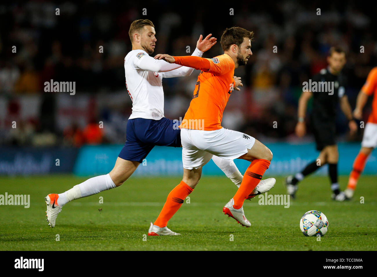 Guimaraes, Portugal. 06 Juin, 2019. Jordan Henderson de l'Angleterre et Davy Propper de Pays-Bas pendant la demi-finale de la Ligue des Nations Unies l'UEFA match entre les Pays-Bas et l'Angleterre, à l'Estadio D. Afonso Henriques le 6 juin 2019 à Guimaraes, Portugal. (Photo de Daniel Chesterton/phcimages.com) : PHC Crédit Images/Alamy Live News Banque D'Images