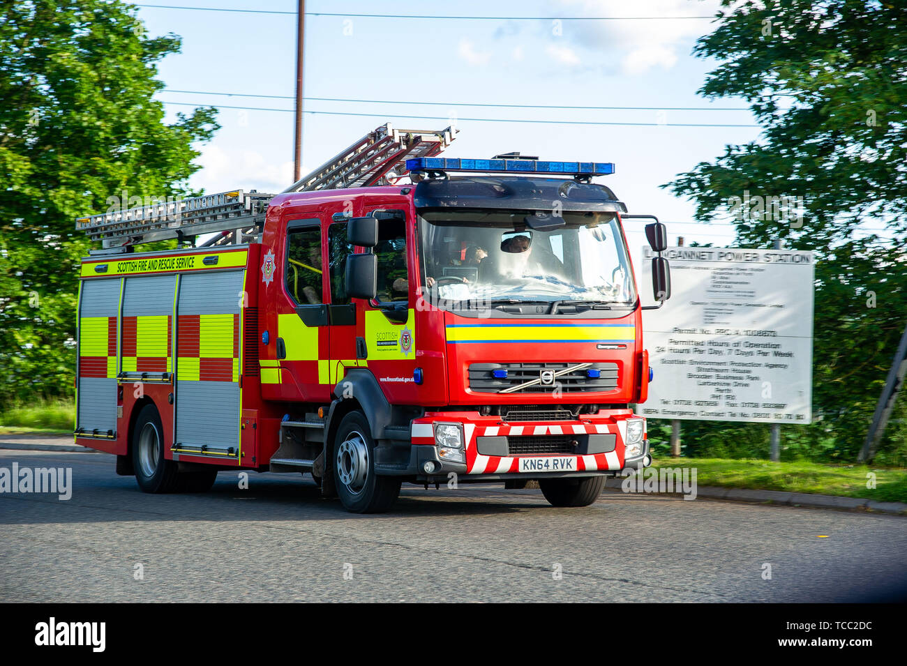 Kincardine, UK. 06 Juin, 2019. Une équipe d'incendie quitte la scène. EMS ont été appelés à sortir pour faire face à un incendie qui a éclaté à la station d'alimentation Longannet désaffectée près de Kincardine, Fife. L'incendie a débuté à 14:50PM CEST dans un bunker de charbon désaffectée. EMS a commencé à quitter les lieux à 18:55PM CEST. Credit : SOPA/Alamy Images Limited Live News Banque D'Images