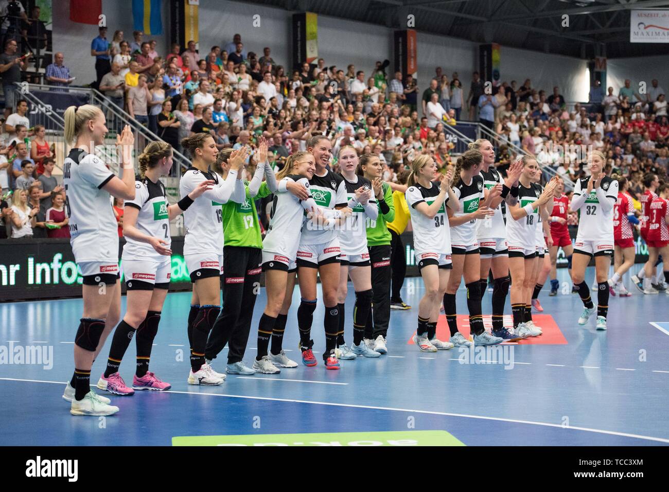 Les joueurs allemands cheer sur le billet pour la Coupe du monde après le Japon et la chance de participer aux Jeux Olympiques, jubilation, ils applaudissent, ils applaudissent, joie, Cheers, célébrer, jubilation finale, plein la figure, format horizontal, handball féminin de qualification de la Coupe du monde, Play Offs, Allemagne (GER) - Croatie (CRO) 25:21, 05.06.2019 sur à Hamm / Allemagne. Dans le monde d'utilisation | Banque D'Images