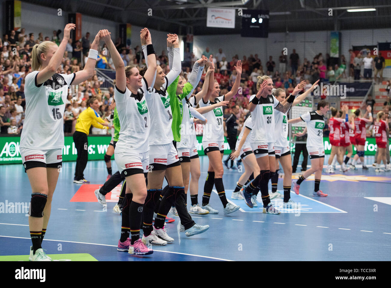Les joueurs allemands cheer sur le billet pour la Coupe du monde après le Japon et la chance de participer aux Jeux Olympiques, jubilation, ils applaudissent, ils applaudissent, joie, Cheers, célébrer, jubilation finale, plein la figure, format horizontal, handball féminin de qualification de la Coupe du monde, Play Offs, Allemagne (GER) - Croatie (CRO) 25:21, 05.06.2019 sur à Hamm / Allemagne. Dans le monde d'utilisation | Banque D'Images