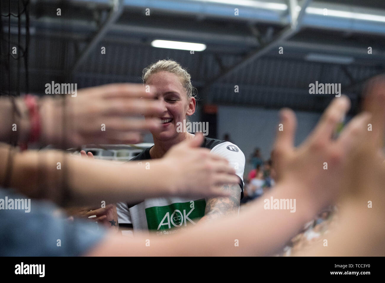 Luisa Schulze (GER) claps avec les fans et attend avec intérêt le billet pour la Coupe du Monde au Japon et la chance de participer aux Jeux Olympiques, jubilation, ils applaudissent, ils applaudissent, joie, Cheers, célébrer, jubilation finale, la moitié de la figure, la moitié de la figure, les mains, les mains, le handball WC Femmes Qualification, jouer, de l'Allemagne (GER) - Croatie (CRO) 25:21, le 05/06/2019 à Hamm / Allemagne. Dans le monde d'utilisation | Banque D'Images