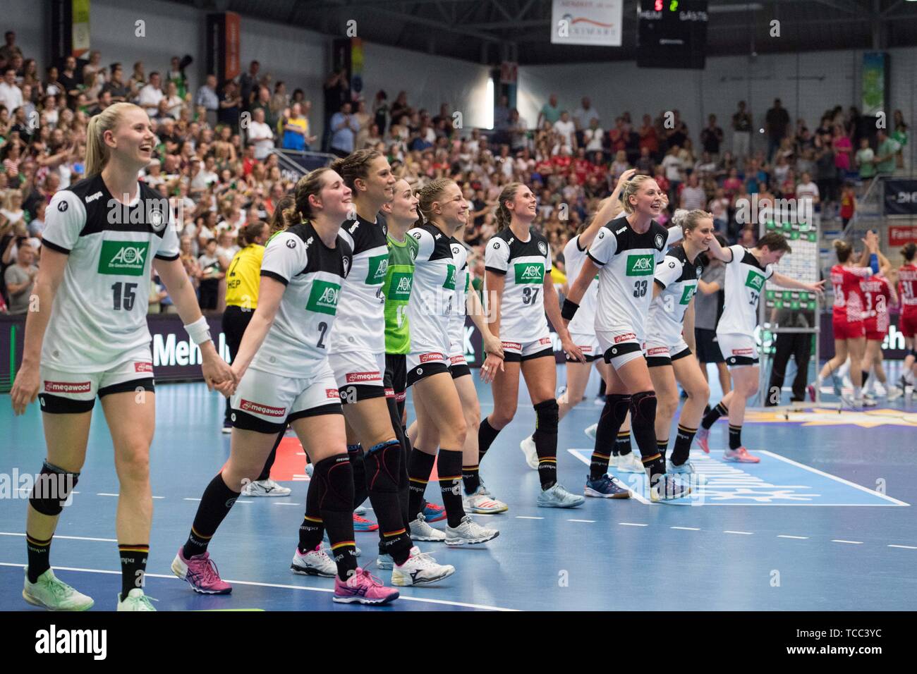 Les joueurs allemands cheer sur le billet pour la Coupe du monde après le Japon et la chance de participer aux Jeux Olympiques, jubilation, ils applaudissent, ils applaudissent, joie, Cheers, célébrer, jubilation finale, plein la figure, format horizontal, handball féminin de qualification de la Coupe du monde, Play Offs, Allemagne (GER) - Croatie (CRO) 25:21, 05.06.2019 sur à Hamm / Allemagne. Dans le monde d'utilisation | Banque D'Images
