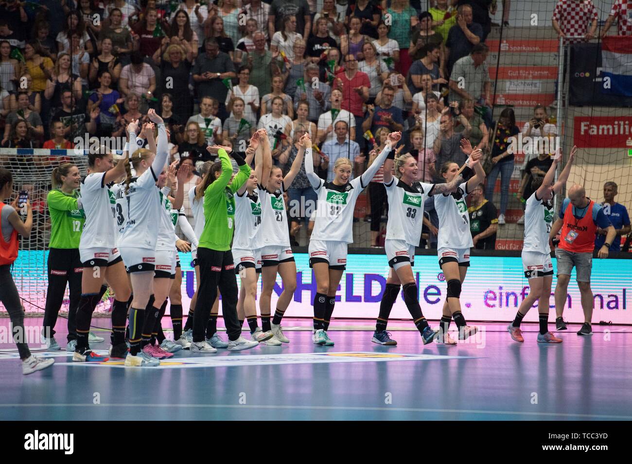 Les joueurs allemands cheer sur le billet pour la Coupe du monde après le Japon et la chance de participer aux Jeux Olympiques, jubilation, ils applaudissent, ils applaudissent, joie, Cheers, célébrer, jubilation finale, plein la figure, format horizontal, handball féminin de qualification de la Coupe du monde, Play Offs, Allemagne (GER) - Croatie (CRO) 25:21, 05.06.2019 sur à Hamm / Allemagne. Dans le monde d'utilisation | Banque D'Images