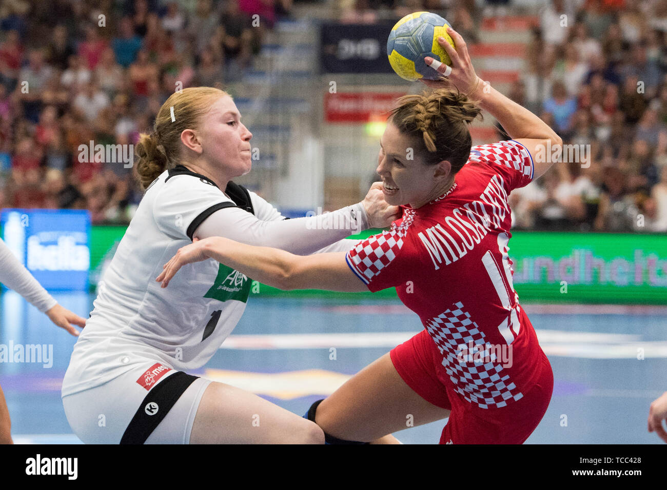 Meike SCHMELZER (gauche, GER) versus Dejana MILOSAVLJEVIC (CRO), action, des duels, de la Coupe du Monde féminine de handball, Qualification Play Offs, Allemagne (GER) - Croatie (CRO) 25:21, 05.06.2019 sur à Hamm / Allemagne , dans le monde d'utilisation | Banque D'Images