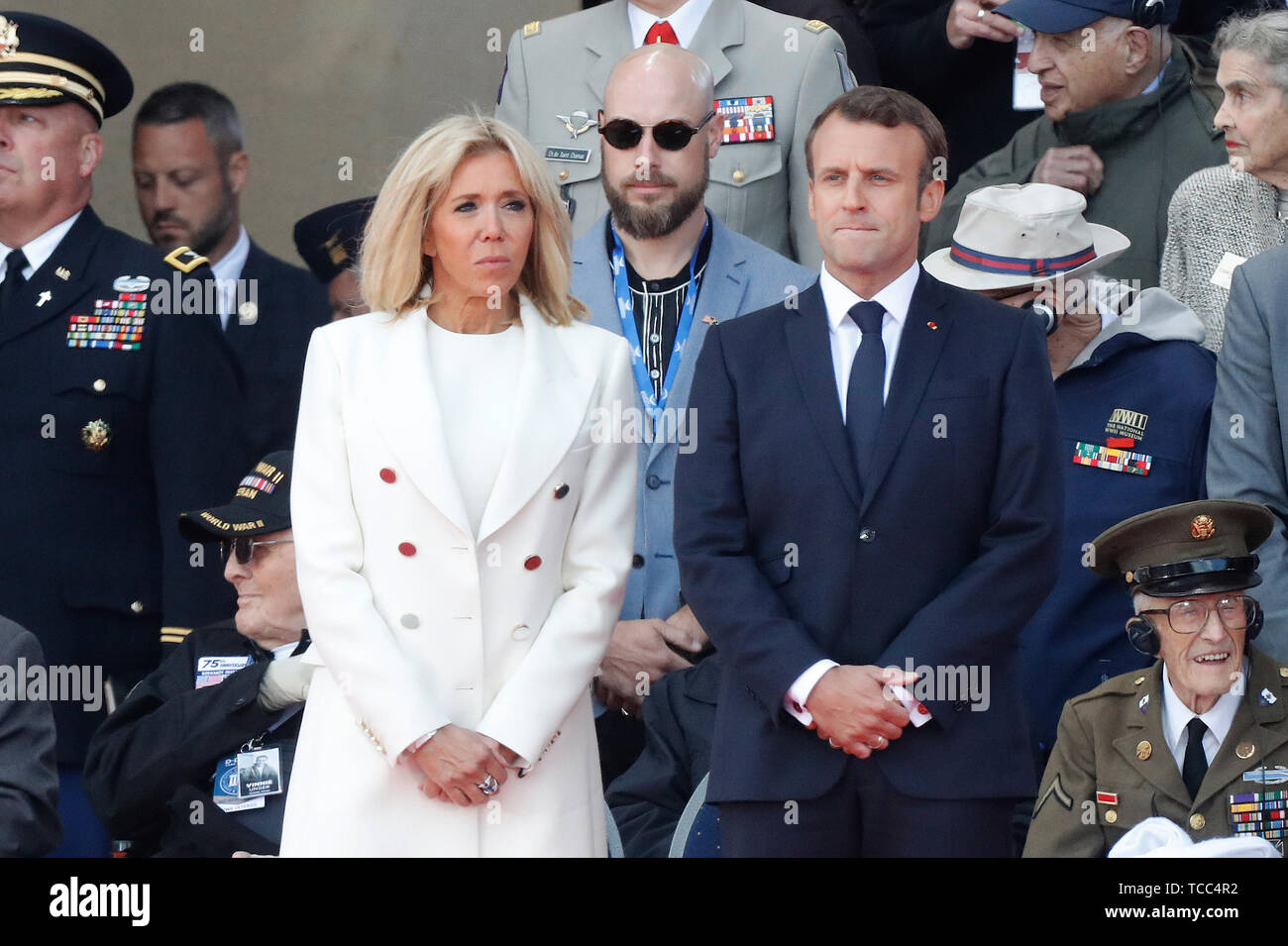 Normandie, France. 6 juin, 2019. Le président français, Emmanuel Macron (R) et son épouse Brigitte Macron assister à une cérémonie pour marquer le 75e anniversaire du débarquement de Normandie à l'American Cemetery and Memorial à Colleville-sur-Mer, Normandie, France, 6 juin 2019. Une commémoration a eu lieu le jeudi en Normandie, nord de la France, pour marquer le 75e anniversaire du débarquement du jour contre les forces nazies pendant la Seconde Guerre mondiale. Credit : d'AAM/Xinhua/Alamy Live News Banque D'Images