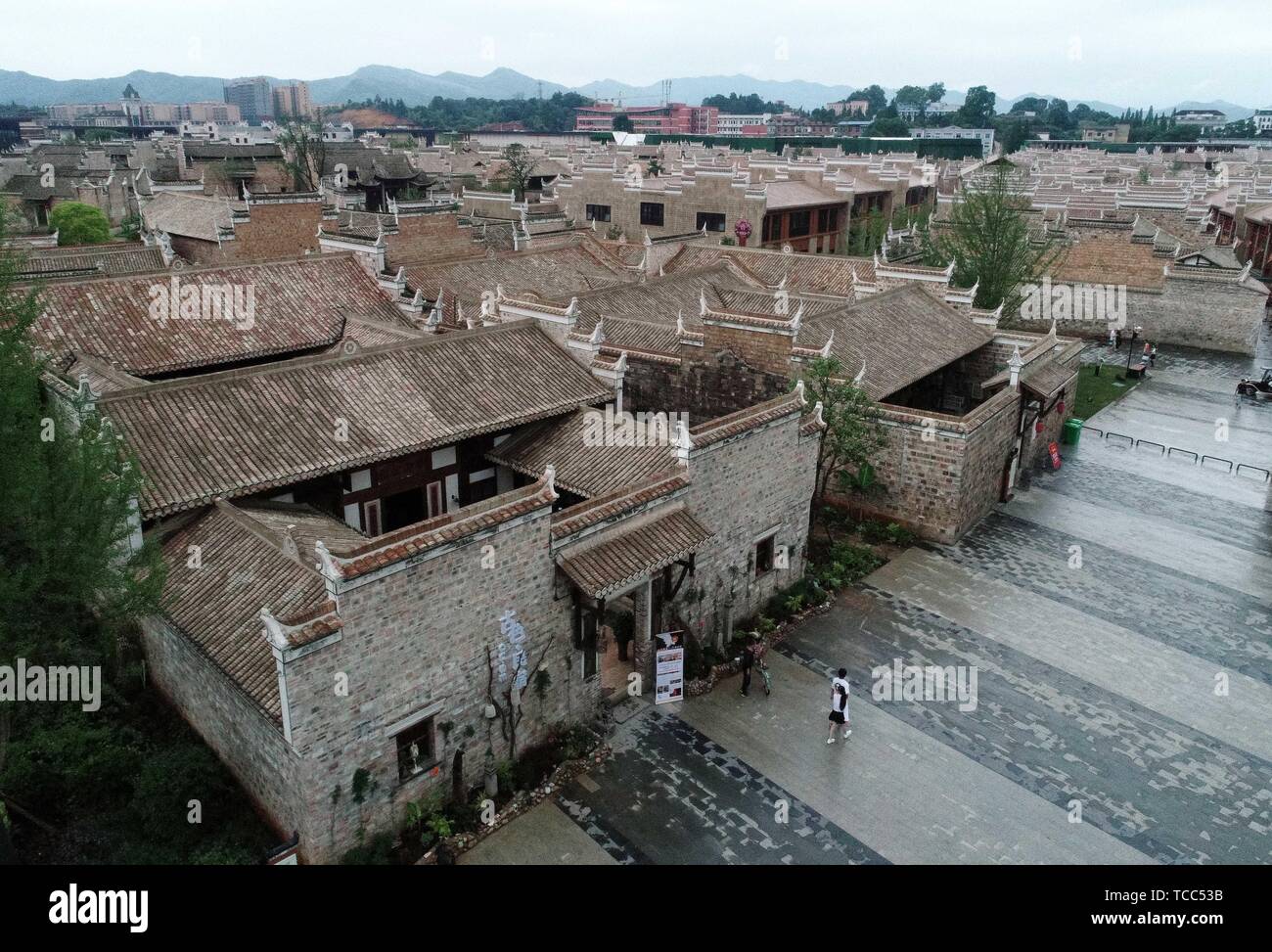 Nanchang. 6 juin, 2019. Photo aérienne prise le 6 juin 2019 montre l'habitant dans la région de Wanzai County de Yichun, province de Jiangxi, Chine orientale. Homestay tourisme à Wanzai County est en plein essor en tant que gouvernement local a fait des efforts constants en intégrant la culture de l'industrie et du tourisme. Credit : Peng Zhaozhi/Xinhua/Alamy Live News Banque D'Images